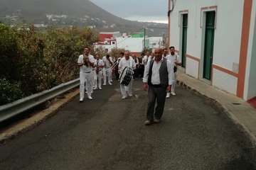 Una diana floreada prepara a Lomo Magullo para la Traída del Agua (Foto Francisco Javier Santana y José Florido)